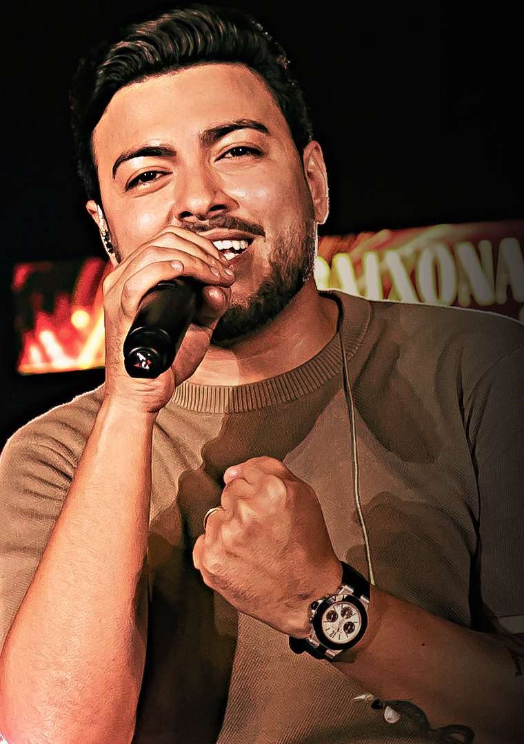 Gabriel Lima sorrindo com o microfone